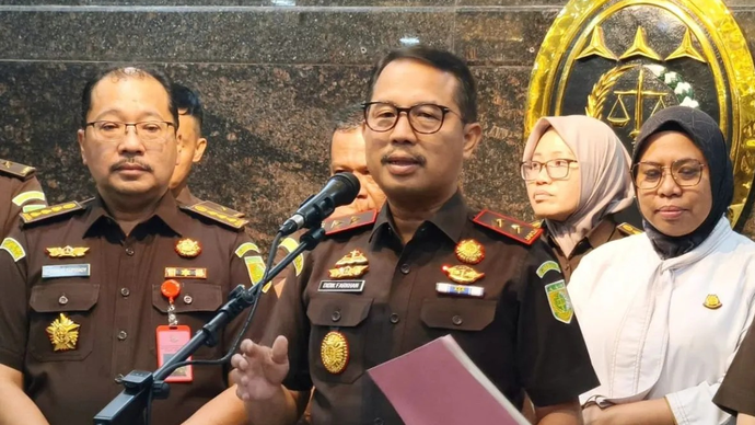 Kepala Kajati Sulsel Didik Farkhan Alisyahdi (tengah) didampingi jajarannya merilis penetapan tersangka di Kantor Kejaksaan Tinggi Sulawesi Selatan. ANTARA/Darwin Fatir.