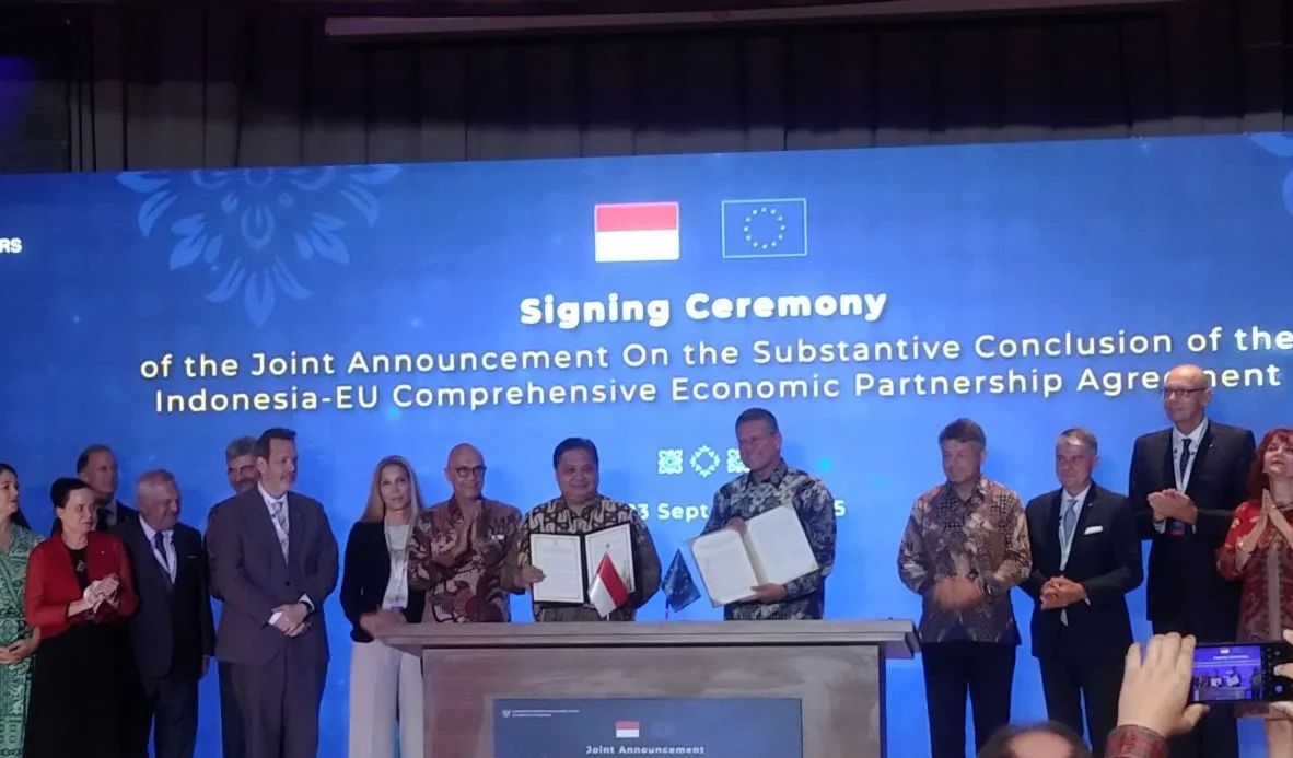Menteri Koordinator Bidang Perekonomian Airlangga Hartarto (kiri) bersama Komisioner Perdagangan dan Keamanan Ekonomi Komisi Eropa Maros Sefcovic menunjukkan nota penandatanganan perjanjian IEU CEPA disaksikan para duta besar Uni Eropa di Nusa Dua, K <b>(ANTARA)</b>
