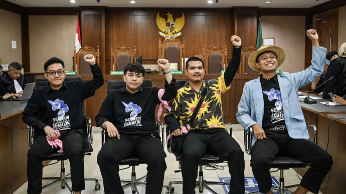 Terdakwa kasus dugaan penghasutan unjuk rasa, Delpedro Marhaen (kiri), Muzaffar Salim (kedua kiri), Syahdan Husein (kedua kanan), dan Khariq Anhar (kanan) bersiap menjalani sidang putusan di Pengadilan Negeri Jakarta Pusat, Jakarta, Jumat (6/3/2026). Majelis Hakim memvonis bebas empat terdakwa kasus dugaan penghasutan terkait unjuk rasa akhir Agustus 2025 yakni Direktur Eksekutif Lokataru Delpedro Marhaen, Staf Lokataru Faoundation Muzaffar Salim, Admin @gejayanmemanggil Syahdan Husein, dan Mahasiswa Universitas Riau Khariq Anhar. ANTARA FOTO/Bayu Pratama S/tom.