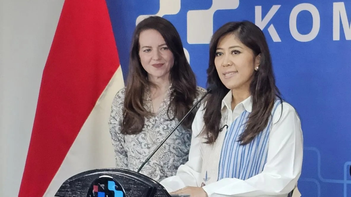 Menteri Komunikasi dan Digital Meutya Hafid bersama Vice President Global Public Policy Roblox Nicky Jackson Colaco dalam konferensi pers perkembangan kepatuhan PP Tunas di Kantor Kementerian Komunikasi dan Digital, Jakarta Pusat, Kamis (30/4/2026) (ANTARA/Livia Kristianti)