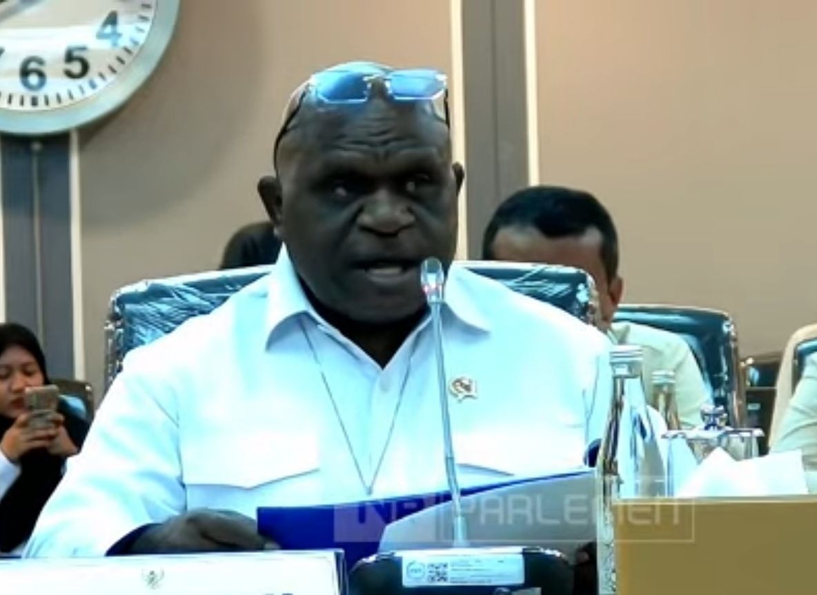 Menteri HAM Natalius Pigai saat rapat dengan DPR RI, Senin, 2 Februari 2026.  <b>(YouTube TVR Parlemen)</b>