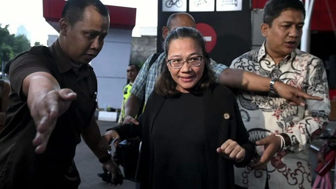 Arsip foto - Mantan anggota Bawaslu Agustiani Tio Fridelina (tengah) berjalan usai menjalani pemeriksaan di Gedung Merah Putih KPK, Jakarta, Rabu (8/1/2025). Mantan terpidana kasus suap terhadap mantan Komisioner KPU Wahyu Setiawan itu diperiksa KPK sebagai saksi kasus suap Pergantian Antarwaktu (PAW) Anggota DPR RI 2019-2024 dan perintangan penyidikan untuk tersangka Sekjen PDIP Hasto Kristiyanto.