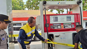 Kepala Badan Pengatur Hilir Minyak dan Gas Bumi Wahyudi Anas mengatakan pasokan bahan bakar minyak (BBM) dari SPBU yang disegel di Kabupaten Jember akan dialihkan ke SPBU terdekat untuk menjaga ketersediaan energi bagi masyarakat menjelang Lebaran 20