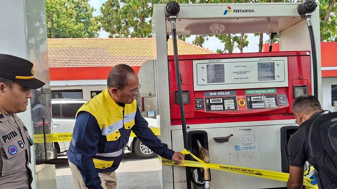 Kepala BPH Migas Wahyudi Anas (tengah) saat menyegel dispenser bio solar di SPBU 54.681.11 di Jalan Teuku Umar, Kabupaten Jember, Jawa Timur, Sabtu (14/3/2026). ANTARA/Zumrotun Solichah/aa.