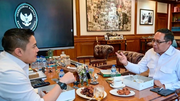 Sekretaris Kabinet (Seskab) Teddy Indra Wijaya (kiri) dan Hasan Nasbi berdiskusi membahas isu-isu terkait pemerintahan dan kebangsaan di kantor Seskab RI, Gedung Sekretariat Kabinet, Kompleks Istana Kepresidenan RI, Jakarta, Kamis (23/4/2026). ANTARA/HO-Dokumentasi Pribadi Hasan Nasbi.