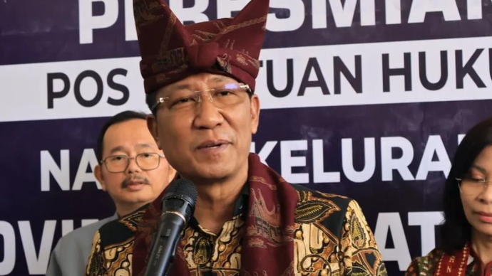 Menteri Hukum (Menkum) Supratman Andi Agtas saat diwawancarai di Kota Padang, Sumatera Barat, Senin (30/3/2026). ANTARA/Muhammad Zulfikar