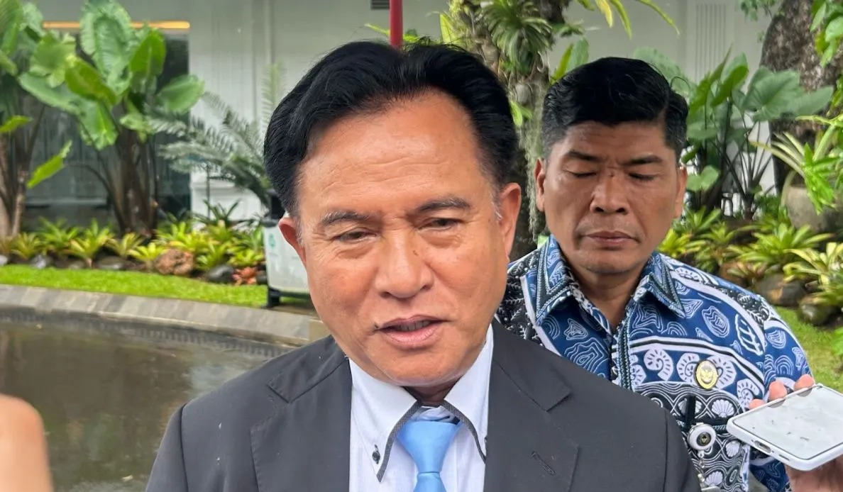Menteri Koordinator Bidang Hukum, HAM, Imigrasi, dan Pemasyarakatan Yusril Ihza Mahendra ditemui di Kompleks Istana Kepresidenan, Jakarta, Jumat (10/4/2026). (ANTARA/Maria Cicilia Galuh) <b>(Antara)</b>