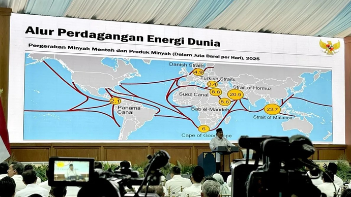 Presiden Prabowo Subianto memberikan taklimat di hadapan 800 pejabat negara mulai dari menteri sampai dengan eselon I kementerian/lembaga saat Rapat Kerja Pemerintah di Halaman Tengah Istana Kepresidenan, Jakarta, Rabu (8/4/2026). ANTARA/Genta Tenri Mawangi.