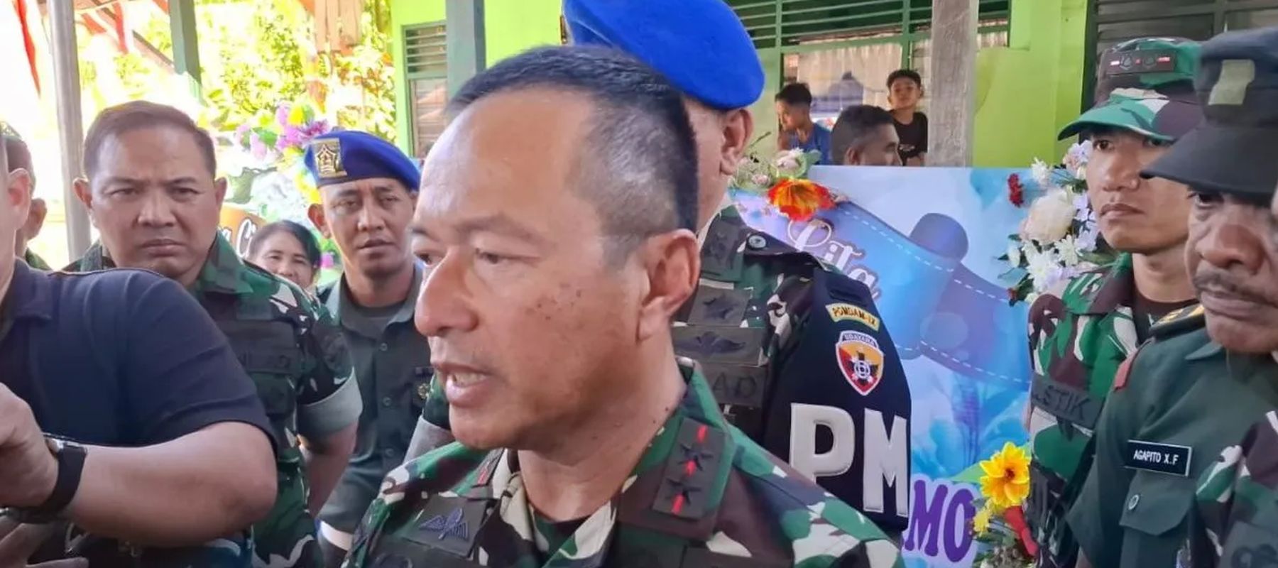 Pangdam IX/Udayana Mayjen TNI Piek Budyakto saat ditemui wartawan usai mengunungi ayah dan ibu almarhum Prada Lucky di Kupang, Senin, 11 Agustus 2025.