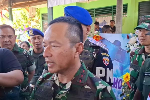 Pangdam IX/Udayana Mayjen TNI Piek Budyakto saat ditemui wartawan usai mengunungi ayah dan ibu almarhum Prada Lucky di Kupang, Senin, 11 Agustus 2025.