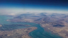 Pasukan Amerika Serikat dan Israel dilaporkan melancarkan serangan terhadap dua dermaga di kawasan strategis Selat Hormuz, menurut laporan kantor berita semi-resmi Iran, Tasnim, pada Rabu, 1 April 2026.