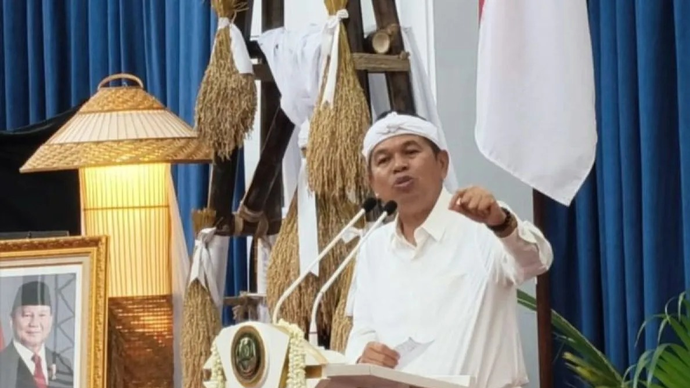 Arsip - Gubernur Jawa Barat Dedi Mulyadi memberikan keterangan di Gedung Sate Bandung. (ANTARA/Ricky Prayoga)