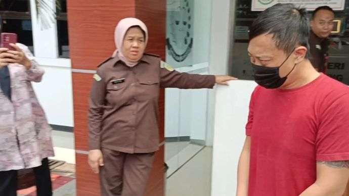 Tersangka perkara dugaan kekerasan fisik dan seksual disertai penyekapan atas nama Taufik Hidayat saat digiring menuju mobil tahanan di Bandung, Jawa Barat, pada Selasa, 8 September 2026.