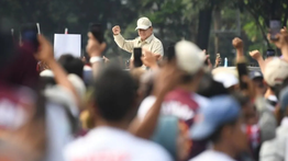 Prabowo Lempar Topi dan Joget di Panggung May Day 2026 Monas