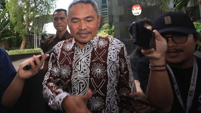 Anggota DPR RI Satori (tengah) menjawab pertanyaan wartawan usai menjalani pemeriksaan di Gedung Merah Putih KPK, Jakarta, Senin 21 April 2025. ANTARA FOTO/Reno Esnir/app/foc