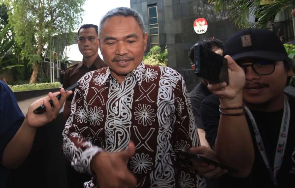 Anggota DPR RI Satori (tengah) menjawab pertanyaan wartawan usai menjalani pemeriksaan di Gedung Merah Putih KPK, Jakarta, Senin 21 April 2025. ANTARA FOTO/Reno Esnir/app/foc <b>(Antara)</b>