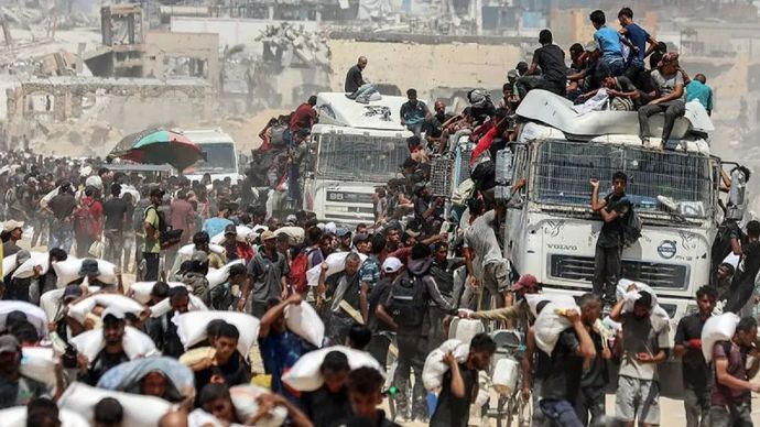 Arsip - Warga Palestina membawa kantong tepung dari truk bantuan kemanusiaan yang berhasil masuk ke Gaza melalui pos perbatasan, di Beit Lahia, Jalur Gaza utara, Palestina, Rabu, 6 Agustus 2025.