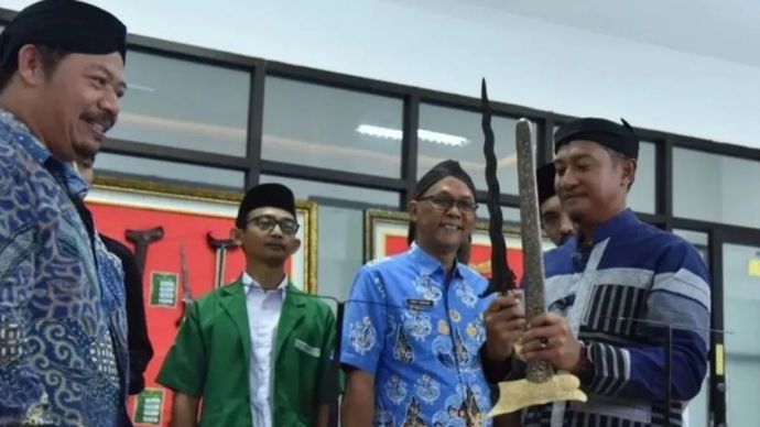 Bupati Pacitan Indrata Nur Bayuaji menyerahkan keris kepada Staf Khusus Menteri Kebudayaan RI Bidang Sejarah dan Perlindungan Warisan Budaya Basuki Teguh Yuwono saat pembukaan Gelar Budaya Luwung di Gedung Perpustakaan Daerah Pacitan, Jawa Timur.