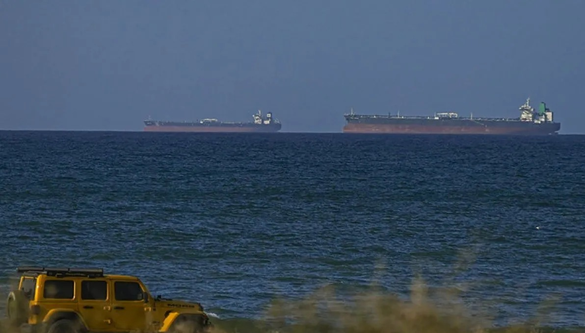 Kapal-kapal yang melewati Selat Hormuz setelah gencatan senjata AS-Iran sementara selama dua pekan, dengan syarat selat tersebut dibuka kembali, terlihat di Oman, Rabu (8/4/2026). /ANTARA/Shady Alassar/Anadolu/pri. <b>(Antara)</b>