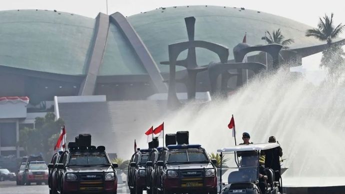 Sejumlah polisi berpatroli di kompleks Parlemen, Jakarta, Rabu (16/10/2019).