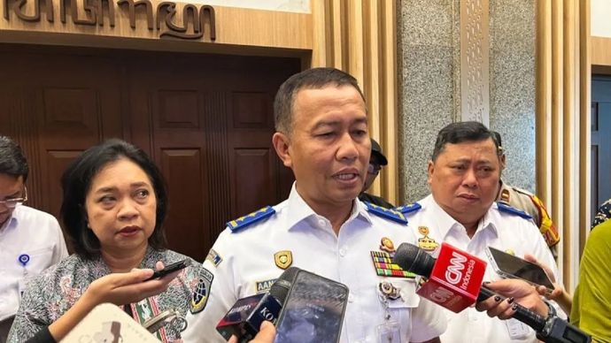 Direktur Jenderal Perhubungan Darat Kementerian Perhuhungan (Kemenhub) Aan Suhanan ditemui seusai menerima dan berdiskusi dengan perwakilan sopir truk di Jakarta, Rabu, 2 Juli 2025.