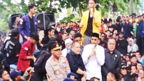 Ketua Dewan Perwakilan Rakyat Daerah Kalimantan Selatan (DPRD Kalsel), Supian HK, turun langsung menemui ribuan massa aksi yang tergabung dalam Aliansi Rakyat Melawan di Banjarmasin, Senin, 1 September 2025.