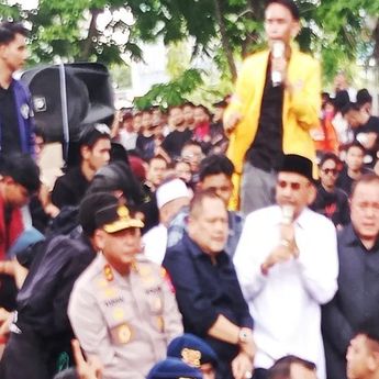 Ketua DPRD Kalsel Supian HK Sambangi Massa Aksi dan Tampung Aspirasi