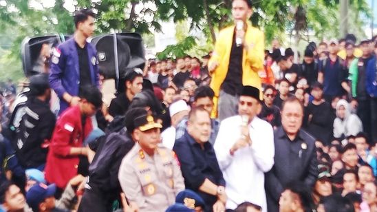 Ketua DPRD Kalsel Supian HK Sambangi Massa Aksi dan Tampung Aspirasi