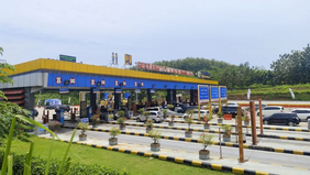 Kondisi lalu lintas di Gerbang Tol Kalikangkung, Semarang, Jawa Tengah, terpantau ramai namun tetap lancar menjelang diberlakukannya rekayasa lalu lintas satu arah (one way) nasional. Skema ini akan diterapkan dari KM 414 Tol Kalikangkung hingga KM 7