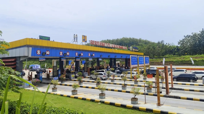 Suasana lalu lintas di Gerbang Tol (GT) Kalikangkung, Semarang, Jawa Tengah, Selasa (24/3/2026). (ANTARA/Nadia Putri Rahmani)