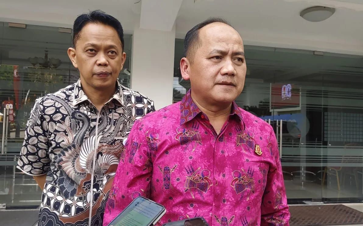 Kepala Pusat Penerangan Hukum (Kapuspenkum) Kejaksaan Agung Anang Supriatna (kanan) memberikan keterangan pers di Gedung Kejaksaan Agung, Jakarta, Jumat 22 Agustus 2025. (ANTARA/Nadia Putri Rahmani) <b>(Antara)</b>