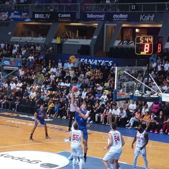 Satria Muda Tumbangkan Pelita Jaya di Gim Pertama Semifinal IBL 2025