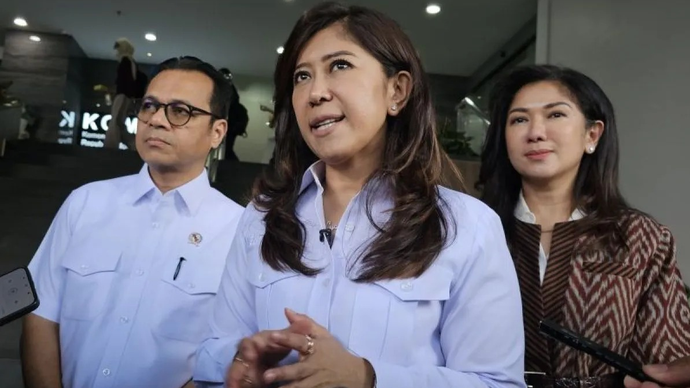 Menteri Komunikasi dan Digital Meutya Hafid (Tengah), didampingi Wakil Menteri Komunikasi dan Digital Nezar Patria (kiri), dan Direktur Komunikasi Publik dan Media (KPM) Kemkomdigi Fifi Aleyda Yahya di Kantor Kementerian Komdigi, Jakarta Pusat, Senin (13/4/2026). ANTARA/Livia Kristianti