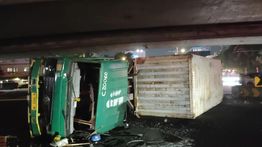 Truk Kontainer Terguling di Bawah Flyover Tomang, Sopir Luka-luka