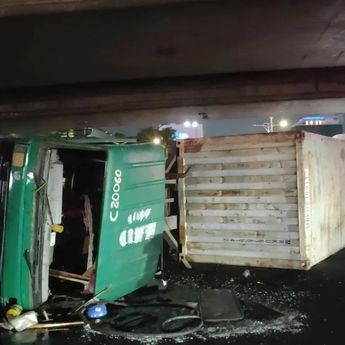 Truk Kontainer Terguling di Bawah Flyover Tomang, Sopir Luka-luka