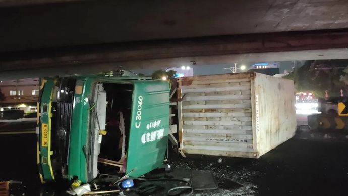 Sebuah truk kontainer terbalik di bawah kolong jalan layang lampu merah Tomang, Jakarta Barat, Selasa, 12 Mei 2026.