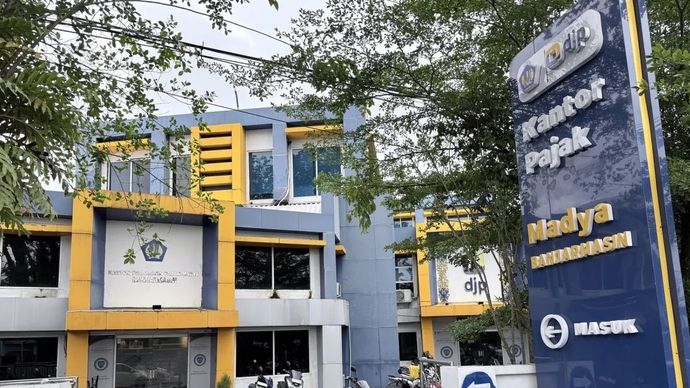 Suasana di depan Kantor Pelayanan Pajak (KPP) Madya Banjarmasin pasca dugaan Operasi Tangkap Tangan (OTT) Komisi Pemberantasan Korupsi (KPK) terhadap sejumlah pejabat pajak di kantor pelayanan pajak tersebut di Banjarmasin, Kalimantan Selatan, Rabu, 4 Februari 2026.