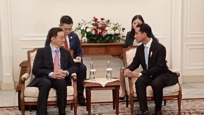 Wakil Presiden RI Gibran Rakabuming Raka menerima kunjungan kehormatan dari Wapres China Han Zheng di Istana Wapres, Jakarta, Senin (21/10/2024).