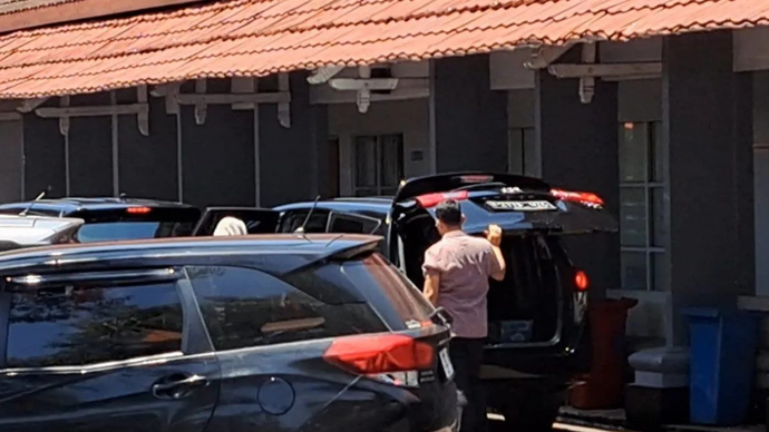 Tim penyidik KPK di sela penggeledahan yang dilakukan terhadap sejumlah ruangan di kompleks Pendopo Wijayakusuma Sakti atau Sekretariat Daerah Cilacap, Jawa Tengah, Senin (16/3/2026). ANTARA/Sumarwoto.