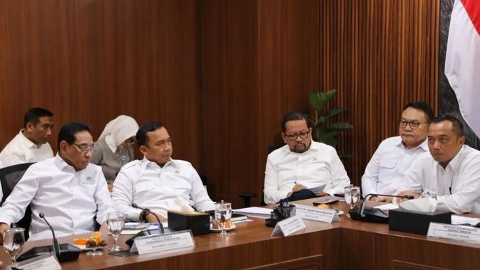 Mendukbangga/Kepala BKKBN Wihaji (dua dari kiri) dalam rapat koordinasi penataan tata kelola Program Makan Bergizi Gratis (MBG).