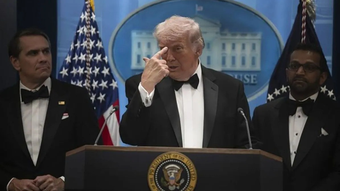 Presiden Amerika Serikat Donald Trump saat konferensi pers di Gedung Putih, Washington D. C., usai insiden penembakan di acara White House Correspondents' Dinner pada Sabtu (25/4/2026). (ANTARA/Celal G&uuml;neş/Anadolu/pri)