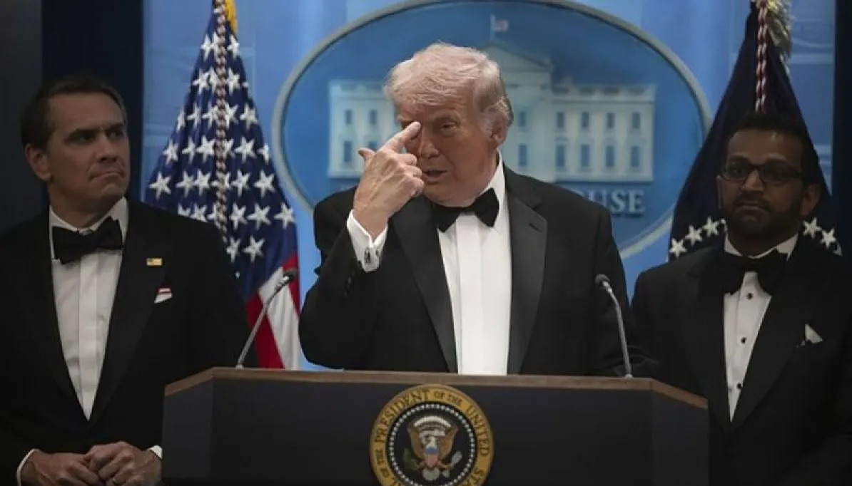 Presiden Amerika Serikat Donald Trump saat konferensi pers di Gedung Putih, Washington D. C., usai insiden penembakan di acara White House Correspondents' Dinner pada Sabtu (25/4/2026). (ANTARA/Celal G&uuml;ne?/Anadolu/pri) <b>(Antara)</b>