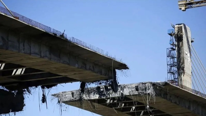 Ilustrasi - Bagian-bagian penting dari Jembatan B1 terlihat hancur setelah serangan udara yang diduga dilakukan oleh Amerika Serikat dan Israel yang menargetkan lokasi tersebut di dekat Teheran, di Karaj, Iran, pada 03 April 2026. (ANTARA/Fatemeh Bahrami/Anadolu/pri.)