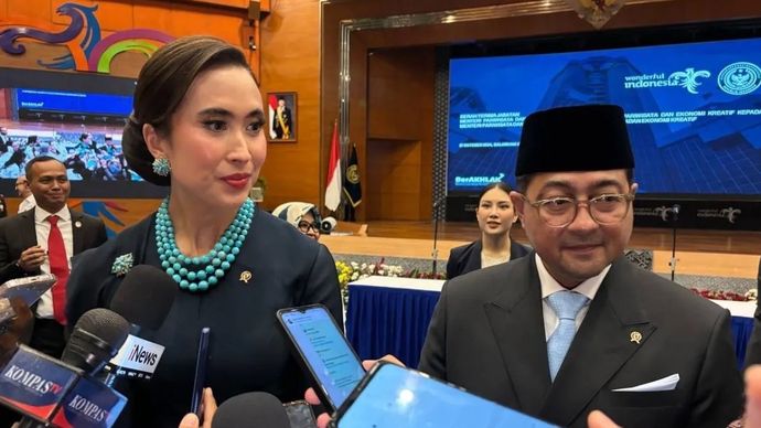 Menteri Pariwisata (Menpar) Widiyanti Putri Wardhana (kiri) dan Menteri Ekonomi Kreatif Teuku Riefky Harsya (kanan) dalam jumpa pers perdana usai serah terima jabatan yang digelar di Jakarta, Senin (21/10/2024).