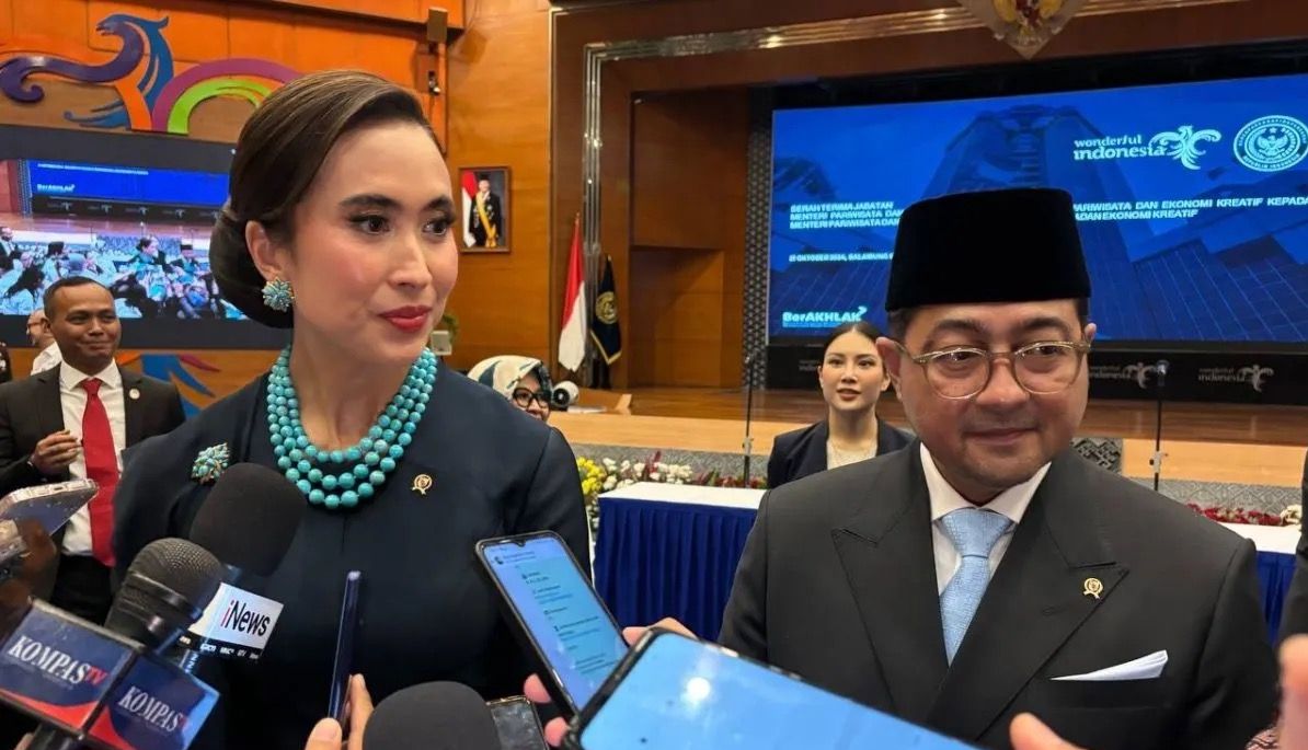 Menteri Pariwisata (Menpar) Widiyanti Putri Wardhana (kiri) dan Menteri Ekonomi Kreatif Teuku Riefky Harsya (kanan) dalam jumpa pers perdana usai serah terima jabatan yang digelar di Jakarta, Senin (21/10/2024). <b>(Antara)</b>