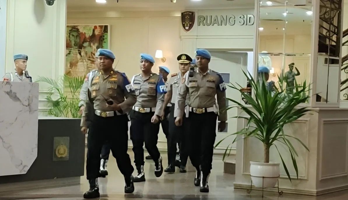 Eks Kapolres Bima Kota, AKBP Didik Putra Kuncoro (kedua kanan), digiring petugas keluar dari ruang sidang KKEP di Gedung TNCC Mabes Polri, Jakarta. <b>(Antara)</b>
