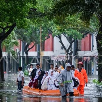 Banjir di Periuk Tangerang Menggenang hingga Satu Meter, BPBD Evakuasi Warga