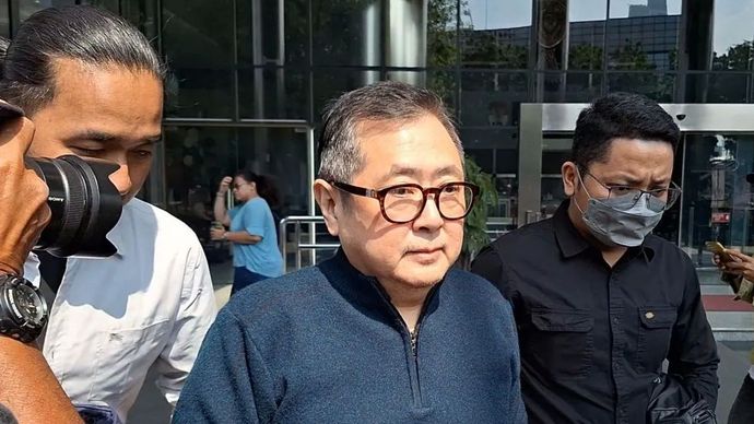 Komisaris PT Dosni Roha Logistik (PT DRL) Bambang Rudijanto Tanoesoedibjo alias Rudy Tanoe bungkam usai diperiksa tim penyidik KPK sebagai saksi kasus dugaan korupsi penyaluran bantuan sosial (bansos) beras di Gedung Merah Putih KPK, Jakarta Selatan,