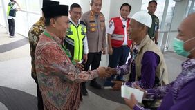 Petugas Penyelenggara Ibadah Haji (PPIH) Debarkasi Medan mendampingi jamaah haji Kloter 12 Debarkasi Jakarta-Bekasi kembali ke Bandara Soekarno-Hatta, Jakarta, usai insiden ancaman bom terhadap pesawat Saudi Airlines SV-5276 yang sempat mendarat daru