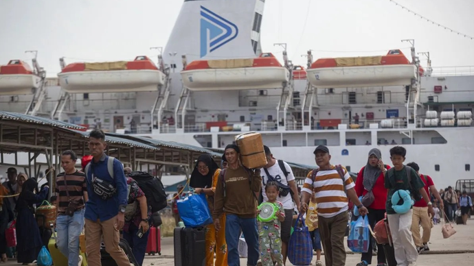 Ilustrasi: Penumpang dari Belawan turun dari Kapal Motor (KM) Kelud saat tiba di Pelabuhan Bintang 99, Batu Ampar, Batam, Kepulauan Riau, Senin (30/3/2026). ANTARA FOTO/Teguh Prihatna/bar